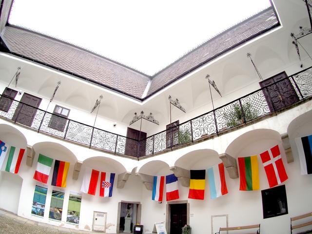 Schon der Innenhof des Schloss Tollet gibt einen Einblick, auf was sich die Besucher in der neuen Ausstellung erwarten dürfen.