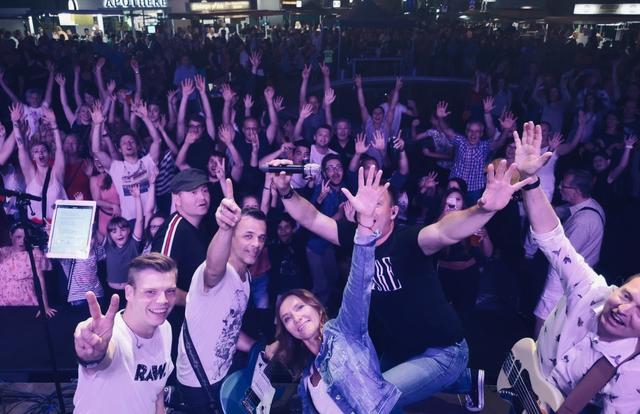 Jetzt mitmachen und gewinnen! Die sechs Musiker der Band "Skylight" freuen sich schon sehr auf ihr Konzert am 27. Juni um 19.30 Uhr im Fürstenfelder Stadtteil Stadtbergen. Mit der WOCHE könnt ihr 5x2 Tickets gewinnen!