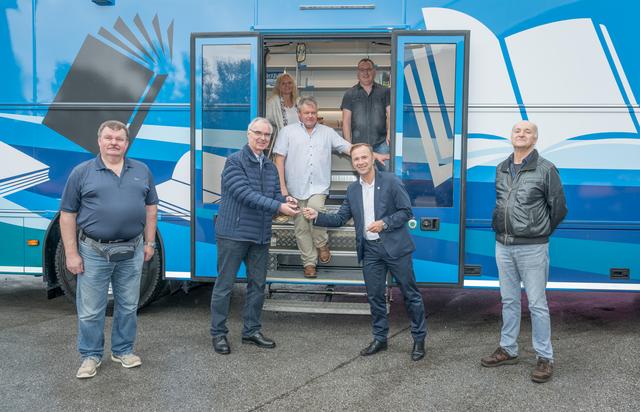 Stolz auf den neuen Bücherbus: Fahrer Sigurd Castelpietra, Helmut Windinger, Bibliothekarin Karin Ciser, Fahrer Hannes Aigner, Fuhrpark-Leiter Christian Fuschelberger, Vizebürgermeister Bernhard Auinger und Luz Steiner, Vertreter des Herstellers