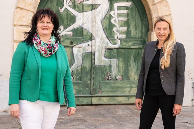 Die regionale Ansprechpartnerin Edith Bader mit der steirischen Gesundheitslandesrätin Juliane Bogner-Strauß (r.)