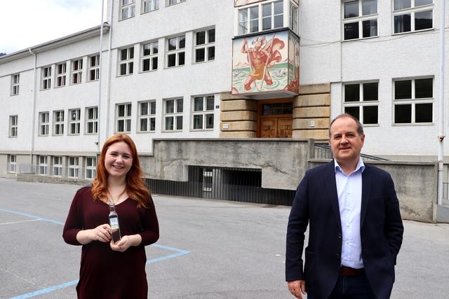 Pauline Wolf und Direktor Helmut Pauli präsentierten die Aktion "Luft holen" der NMS Clemens Holzmeister in Landeck.