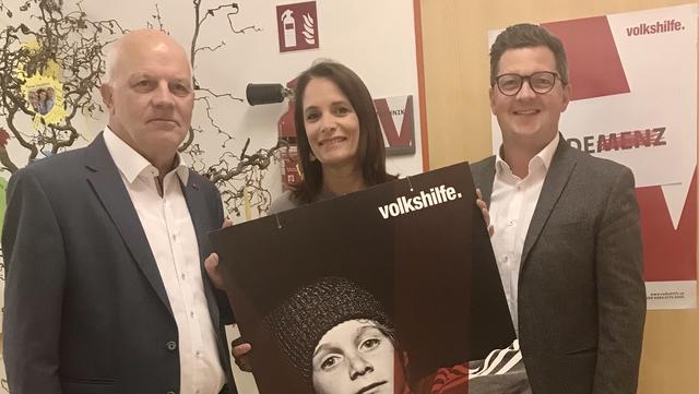 Von links: Volkshilfe-Vorsitzender Hans Affenzeller, Volkshilfe-Bezirkskoordinatorin Barbara Tröls und SPÖ-Landtagsabgeordneter Michael Lindner. | Foto: Volkshilfe