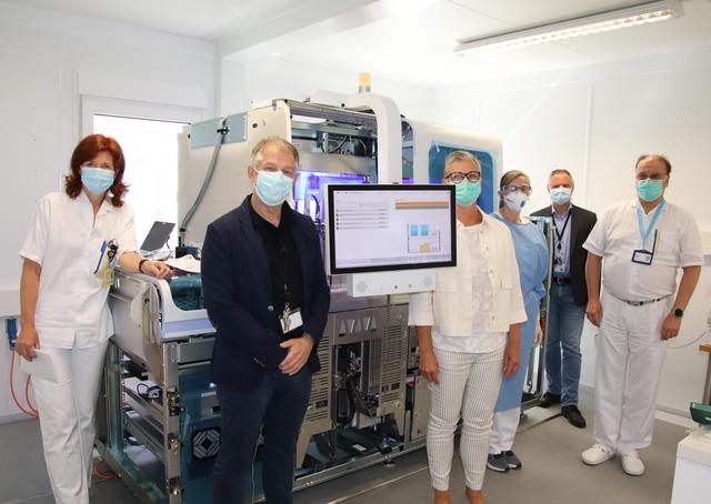 Christa Freibauer, Leiterin des Instituts für Klinische Pathologie und Molekularpathologie, Ärztlicher Direktor Christian Cebulla, Kaufmännische Direktorin Jutta Stöger, Ulrike Streuhofer, Bereichsleitung Blutbankserologie, Pflegedirektor Joachim Schulze mit Harald Rubey, Leiter des Instituts für medizinische und chemische Labordiagnostik, überzeugen sich vom Installationsfortschritt des zweiten cobas-6800 PCR-Geräts.