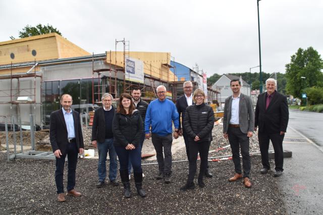 Vorstand Sparkasse Herzogenburg-Neulengbach Friedrich Stefan, Wolfgang Hager (Inhaber Bäckerei Hager), Prokurist Martin Groiss mti den Verantwortlichen sowie Bereichsleitern der Hagerfiliale.