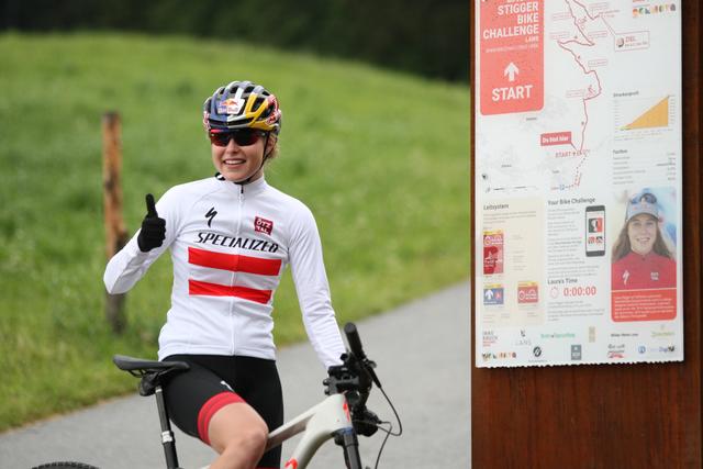 Laura Stigger vor dem Start zu ihrem Bike-Ritt auf die Lanser Alm, den sie in 38:31 Minuten bewältigte.
