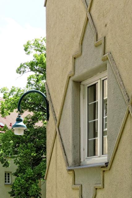 Auch die Fassadengestaltung um die Fenster: zackig!