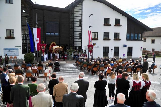 Premiere für einen Gottesdienst am Bluatstag vor dem Gemeindehaus in Axams1