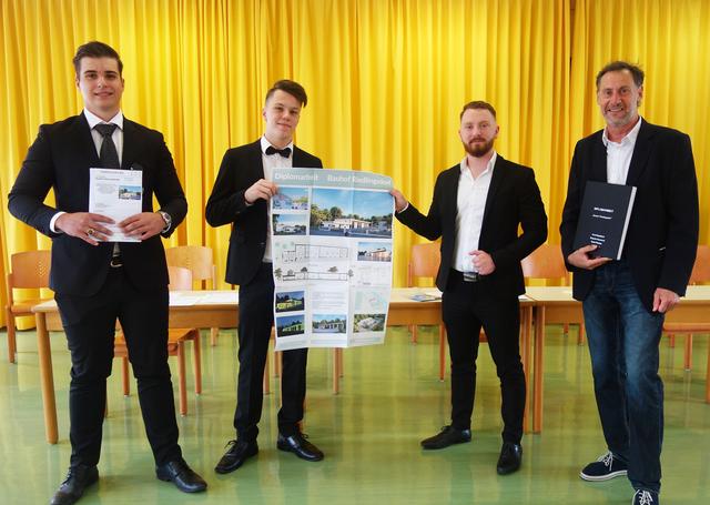 Benjamin Kasumovic, David Beigelbeck, Daniel Smerica  und Prof. Peter Hofbauer (v.l.) bei der Übergabe der Diplomarbeit  | Foto: HTL Pinkafeld