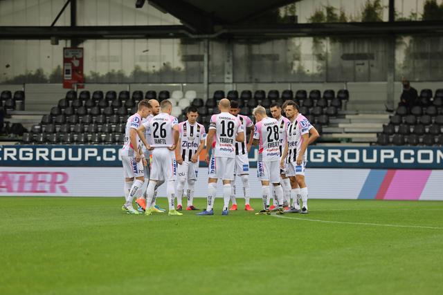 Mit Abstand schwörten sich die LASKler auf die Partie ein.