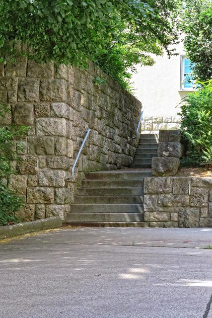 Da die gesamte Anlage Hanglage hat (wie der Name SandLEITEN verrät), musste diesem bei der Weggestaltung Tribut gezollt werden. Das erfolgte meist wie hier mit Stiegen, die zwar romantisch aussehen, aber heutigen Begriffen von Barrierefreiheit nicht mehr entsprechen würden..