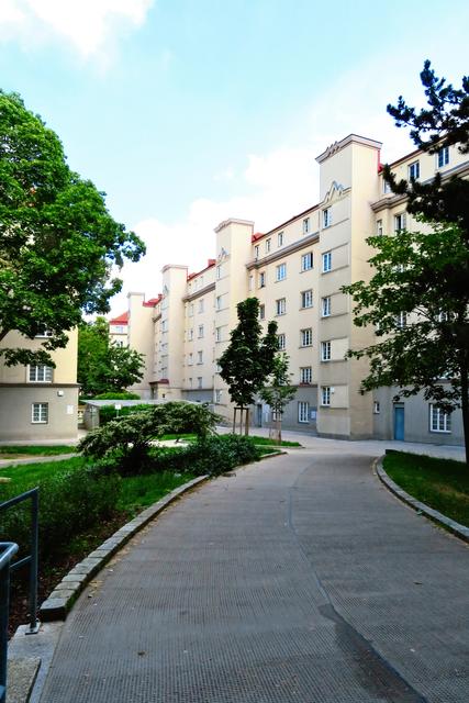 Dass im Zuge der Generalsanierung auch mit Aufzügen modernisiert wurde, ist unübersehbar. Man war aber sichtlich bemüht, die unvermeidlichen Aufzugschächte dem Baustil anzupassen.