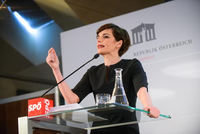 „Die Corona-Krise droht zu einer veritablen Finanz-Krise für Österreichs Gemeinden zu werden. Daher braucht es jetzt Planungssicherheit und schnelle, unbürokratische Hilfe“, sagte Rendi-Wagner.