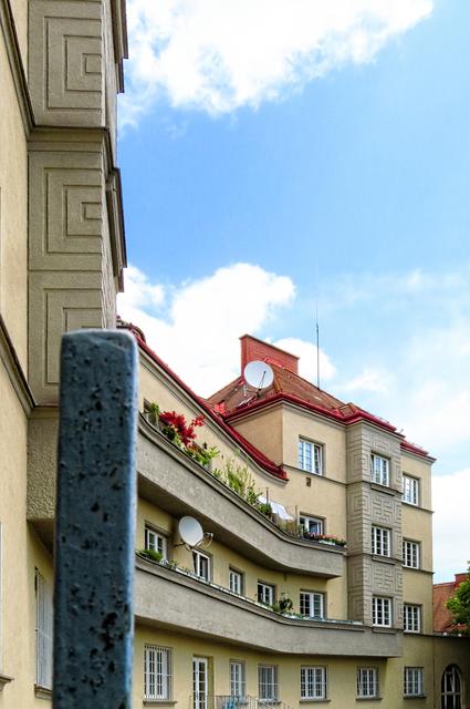 Ein Teil der Siedlung besteht aus 'normalen' hohen Wohnhäusern, die sich - weil es mehrere Architekten und deren Teams gab - in ihrer Gestaltung und dem Dekor deutlich voneinander unterscheiden. Zu diesem Trakt gehören auch Mieter-Pioniergärten..