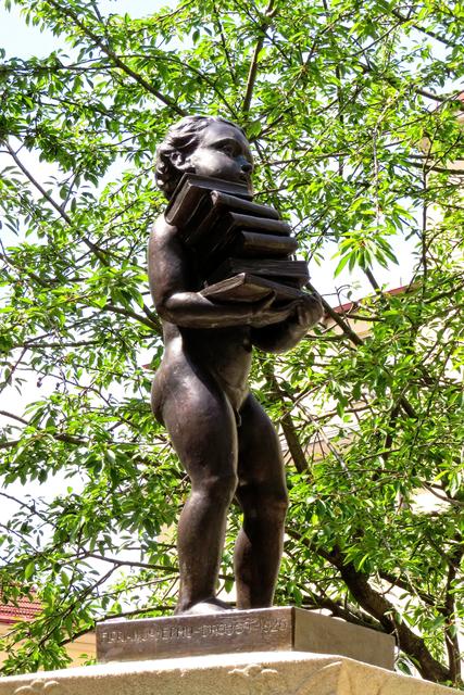 Der wohl bekannteste 'Bewohner' von Sandleiten ist diese Brunnenfigur vor der Städtischen Bücherei, der für seine Bildung auch das letzte Hemd zu opfern bereit war.