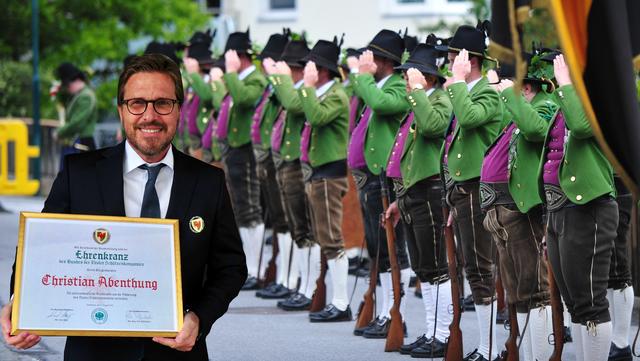 Die Schützen waren in voller Stärke präsent – und Bgm. Christian Abenthung freute sich über die hohe Auszeichnung!