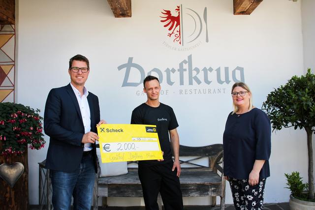 V.l.: Bgm. Christian Härting (Obmann ThT), Patrick Trois (Gasthof Dorfkrug) und Doris Schiller (Kassierin ThT).