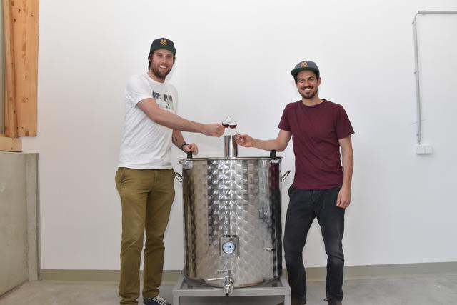 Michael und Maximilian fühlen sich in ihrer neuen Produktionsstätte in Hall in Tirol pudelwohl.