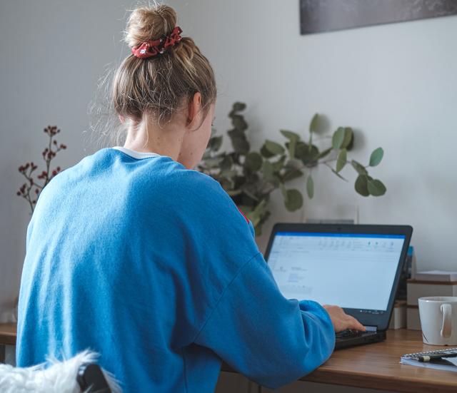 Home-Office belastete in den vergangenen Wochen viele Arbeitnehmer. So auch Michaela K., die aufgrund der Corona-Krise von zu Hause aus arbeitete und gleichzeitig ihre neunjährige Tochter betreute. Dies sorgte dafür, dass sich ihr körperlicher und psychischer Zustand verschlechterte.