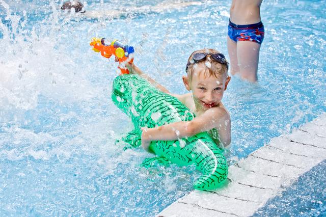 Die Bundesregierung empfiehlt auch einen Sicherheitsabstand in den Freibädern. | Foto: Claudia Paulussen - Fotolia (Symbolfoto)