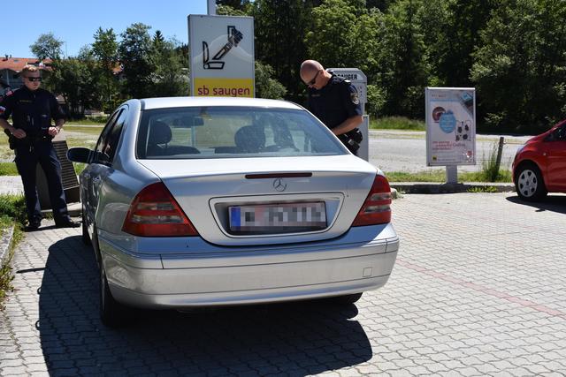Die verständigte Polizei traf den Fahrer des PKWs, einen 27-jährigen Österreicher, bei einer Tankstelle in Scheffau an. | Foto: ZOOM.Tirol