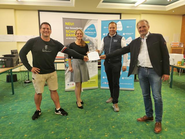 AR-Obmann Steiner, Verhandlungsleiterin Dangl, GF Berchthaller und Bürgermeister Keinprecht mit der finalen Verhandlungsschrift | Foto: Reiteralm Bergbahnen