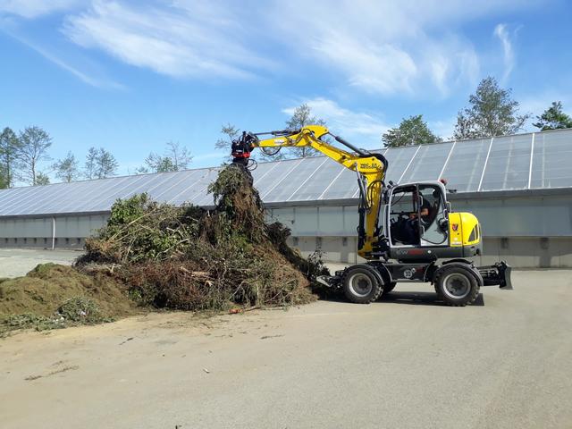Mit dem neuen Gemeindebagger werden die Stauden an den Kompostierplatz in Gasselsdorf aufgearbeitet. | Foto: Gemeinde St. Martin