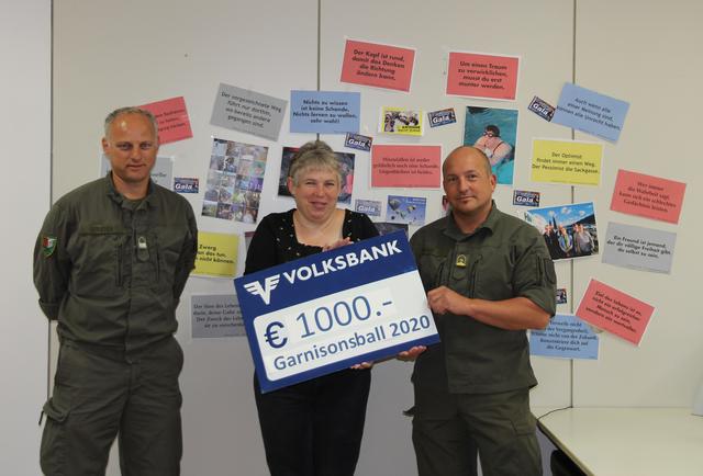 Spende an Monel: Vizeleutnant Siegfried Strieder,  Monika Wegscheider und Major Jürgen Mayer | Foto: Michael Kleinsasser