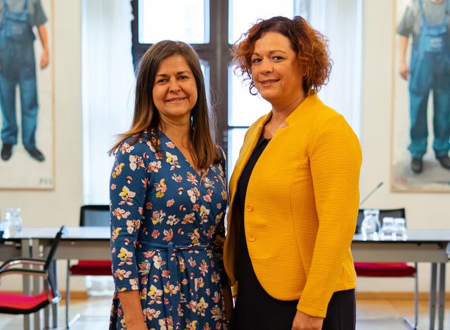 Landesrätin Doris Kampus und LAbg. Cornelia Schweiner (r.).  | Foto: Peter Drechsler