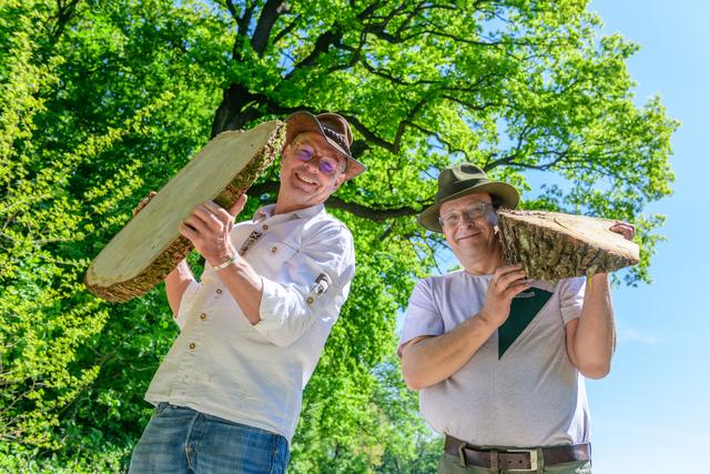 Axel Kiesbye, Naturbrauer und Braumeister, und Günther Reininger, Förster und Revierleiter Kierling, mit Fallkerb im Eichenhain, Wienerwald (NÖ) | Foto: ÖBf/Simlinger
