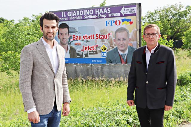 Udo Landbauer und Dieter Dorner (beide FPÖ) vor dem neuen Plakat.