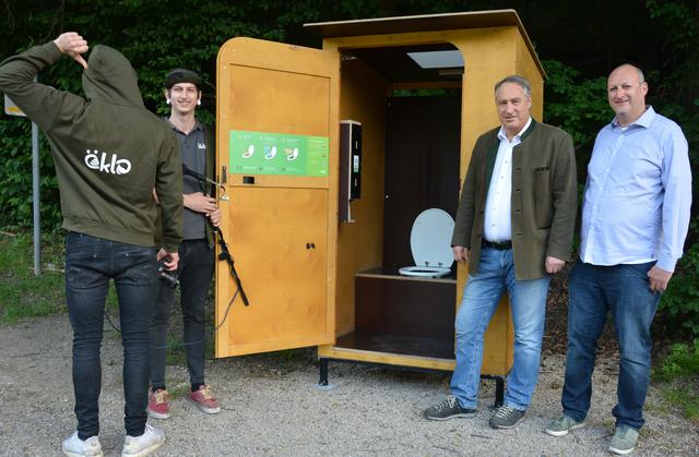 Das Öklo wurde wieder aufgestellt, live dabei: zwei Mitarbeiter der Firma öKlo, Bürgermeister Josef Schmidl-Haberleitner und Vizebürgermeister Michael Sigmund. | Foto: Privat