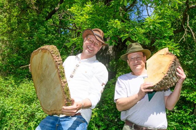 Axel Kiesbye, Naturbrauer und Braumeister, und Günther Reininger, Förster und Revierleiter Kierling, mit Fallkerb im Eichenhain, Wienerwald (NÖ) | Foto: ÖBf/Simlinger