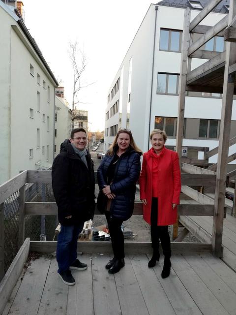 Direktorin Andrea Tuschl-Reisinger (mitte) mit Bezirksvorsteher Wilfried Zankl (SPÖ) bei einer Baustellenbesichtigung.