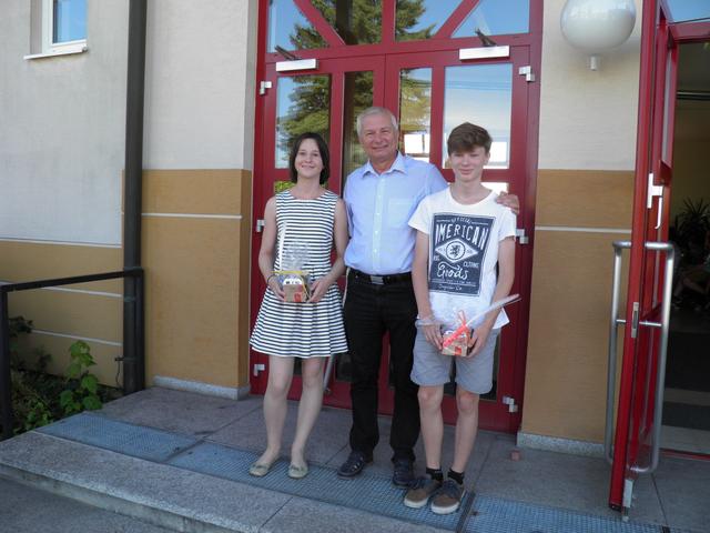 Beatrice Scherzer und Elias Zimml mit Klassenvorstand Kurt Pani.