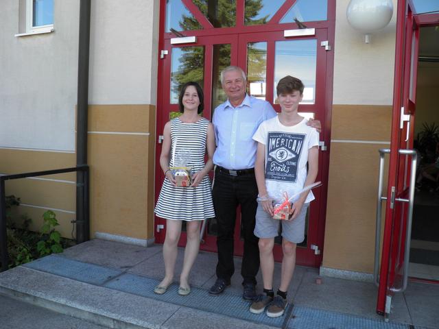 Beatrice Scherzer und Elias Zimml mit Klassenvorstand Kurt Pani.  | Foto: privat