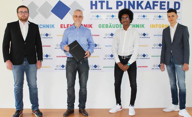 Florian Pfeifer, Betreuer Prof. Peter Derler, Omer Babakir und Johannes Marauli (v.l.) bei der Übergabe der Diplomarbeit | Foto: HTL Pinkafeld