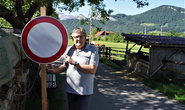 Bürgermeister Helmut Klose vor dem Grubbauerweg. Rechts wird eine Umfahrung des Bauernhofes gebaut.
