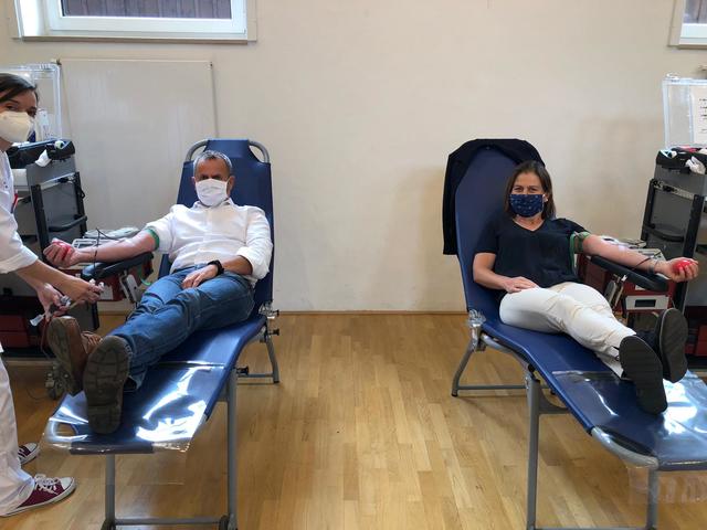 Blutspenden ist auch in Zeiten von Corona sicher und dauert nur wenige Minuten. 
Auch LAbg. Bgm. Rudolf Raffelsberger und Abg.z.NR Bettina Zopf leisten mit ihrer Blutspende einen wichtigen Beitrag für unser Gesundheitssystem. | Foto: ÖVP Salzkammergut