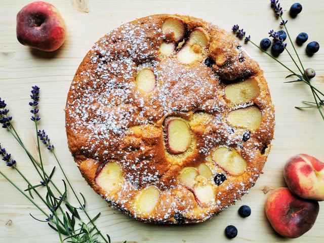 Weinbergpfirsich-Heidelbeerkuchen