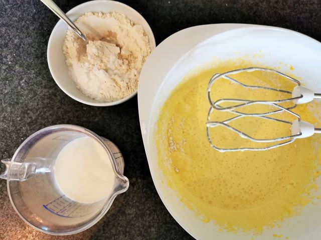 Mehl und Milch abwechselnd unterrühren | Foto: Katrin Ebetshuber