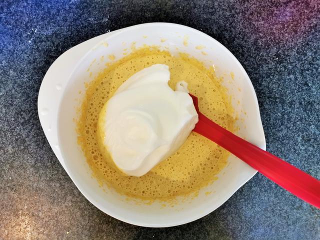 Eischnee vorsichtig unterheben | Foto: Katrin Ebetshuber