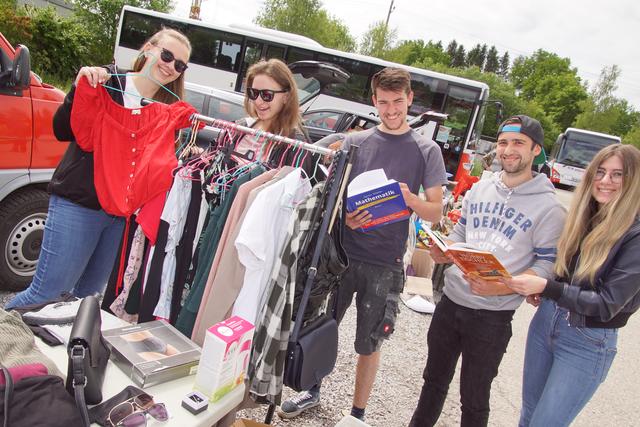 Unter dem neuen Motto "Kitsch, Kunst und Krempel“ wird der traditionelle Haslacher Flohmarkt vom Team" Imbiss Wurst & Bier" weitergeführt.