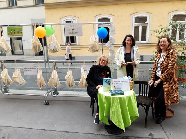 Am Nachbarschaftstag 2020 gab es Bücher und Karten für die Josefstädter Anrainer. | Foto: BV8