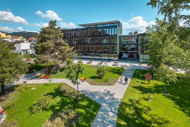 Der Stadtpark in der Festungsstadt Kufstein wurde im Rahmen des Erweiterungsbaus der FH Kufstein Tirol neugestaltet und "blüht" wieder farbenfroh auf.  | Foto: FH Kufstein Tirol
