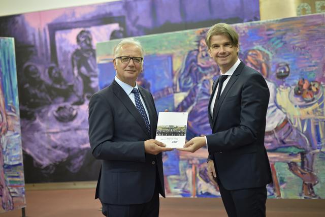 Landesrechnungshof-Direktor Günter Bauer (rechts) übergab den Tätigkeitsbericht an Landtagspräsident Reinhart Rohr. | Foto: LPD Kärnten/Helge Bauer