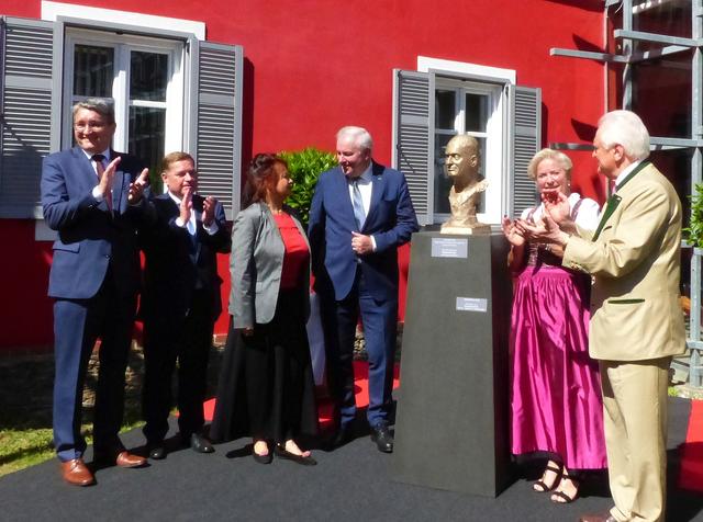 Beifall bei der Enthüllung der Büste von Museumsgründer LT-Präs. Reinhold Purr im Beisein von LH Hermann Schützenhöfer beim Feuerwehrmsueum in Groß St. Florian. | Foto: Michelitsch