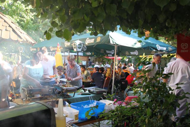 Beim All-you-can-eat-Grillbuffet wird im Sommer geschlemmt.
