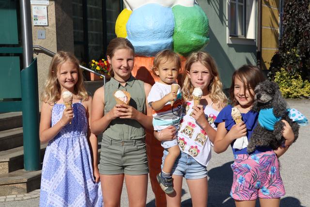 Für die Brückler Eisgenießer Livia, Larissa, Alun, Catharin und Sayri mit Hund Asoi (von links) schmeckt der Sommer nach Vanille-, Erdbeer- und Schokoladeeis.  | Foto: Bettina Knafl