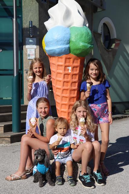 Ein Eis geht immer: Livia, Larissa, Hund Asoi, Alun, Catharin und Sayri genießen das Schattleitner-Eis.