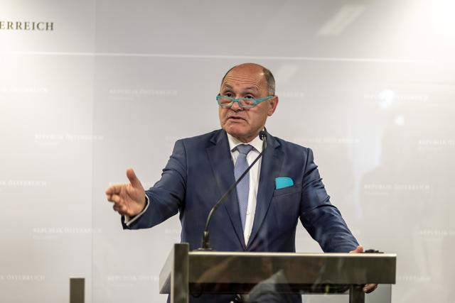 Ausschussvorsitzender Wolfgang Sobotka (ÖVP) will das Ibiza-Video vom Anwalt des mutmaßlichen Drahtziehers nicht annehmen.